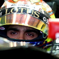 Pastor Maldonado en el coche antes de salir