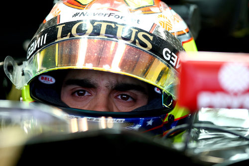 Pastor Maldonado en el coche antes de salir