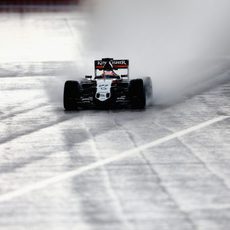 Nico Hülkenberg avanza en la lluvia de Sochi