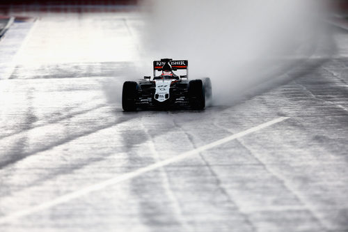 Nico Hülkenberg avanza en la lluvia de Sochi