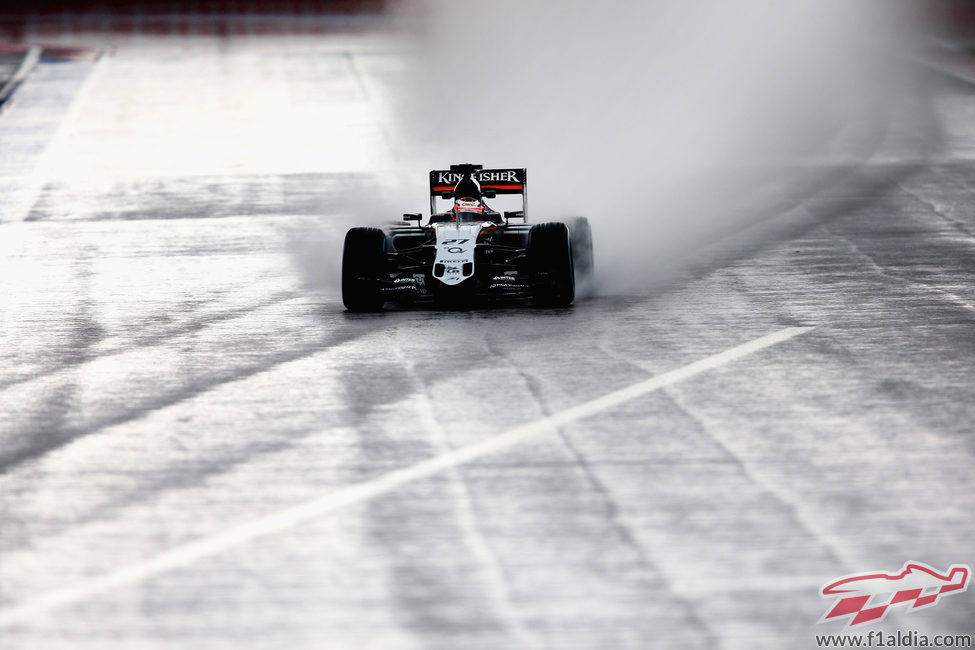 Nico Hülkenberg avanza en la lluvia de Sochi