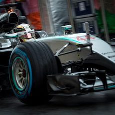 Lewis Hamilton salta a pista con el compuesto de lluvia extrema