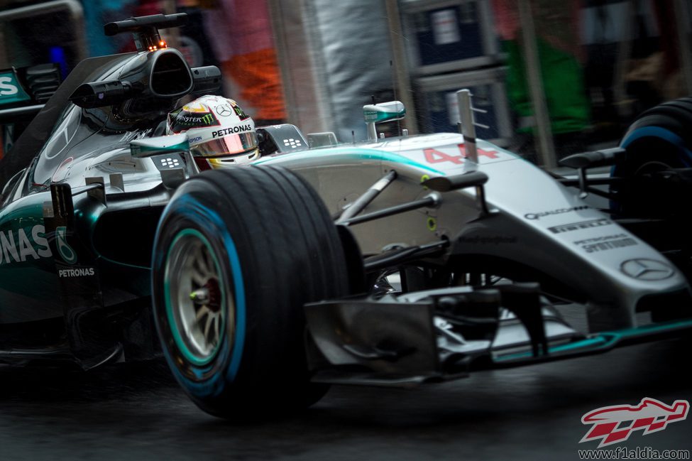 Lewis Hamilton salta a pista con el compuesto de lluvia extrema