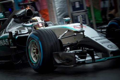 Lewis Hamilton salta a pista con el compuesto de lluvia extrema