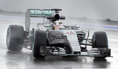 Lewis Hamilton 'baila' bajo la lluvia en Rusia