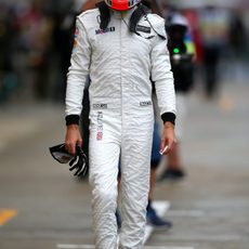 Jenson Button camina a lo largo del pitlane