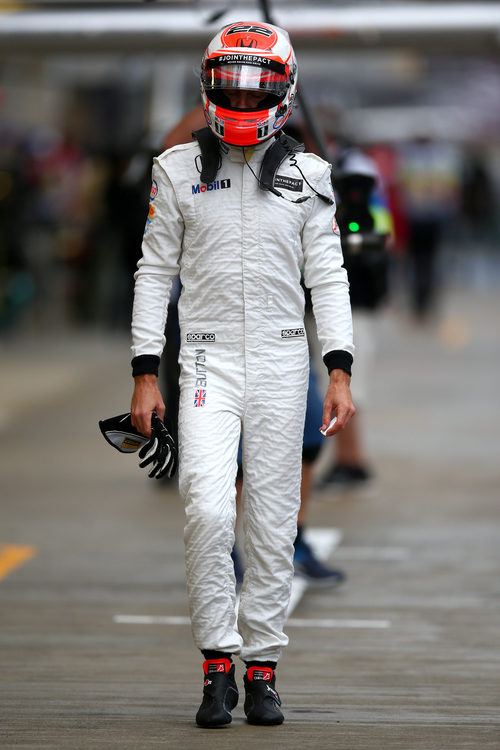 Jenson Button camina a lo largo del pitlane