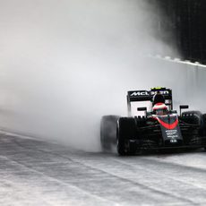 Jenson Button completando una de sus vueltas en mojado