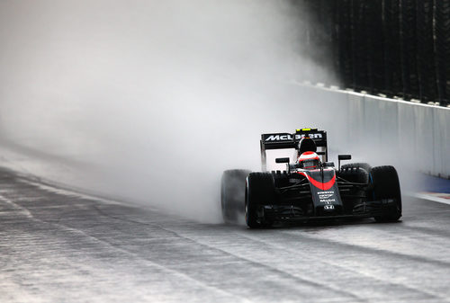 Jenson Button completando una de sus vueltas en mojado