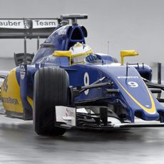 Marcus Ericsson rueda con neumáticos de lluvia extrema