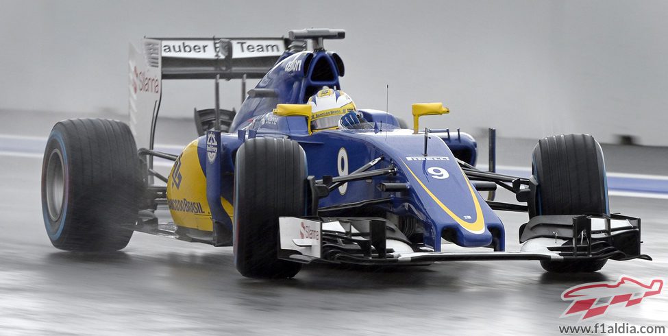 Marcus Ericsson rueda con neumáticos de lluvia extrema