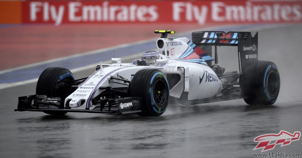 Valtteri Bottas rueda con su FW37