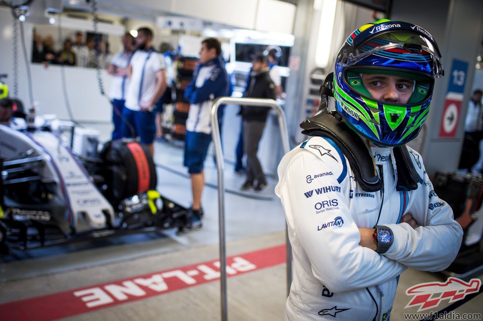 Felipe Massa de brazos cruzados en unos libres con poca actividad en pista