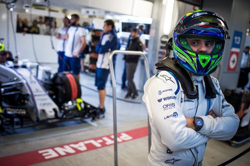 Felipe Massa de brazos cruzados en unos libres con poca actividad en pista