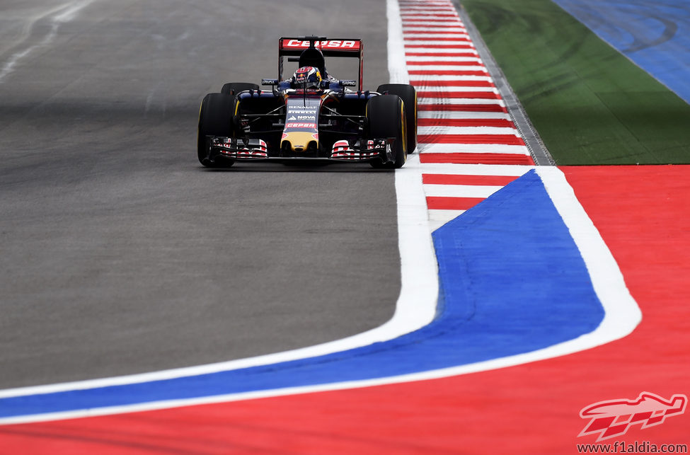 Max Verstappen exprime su STR10 en Sochi