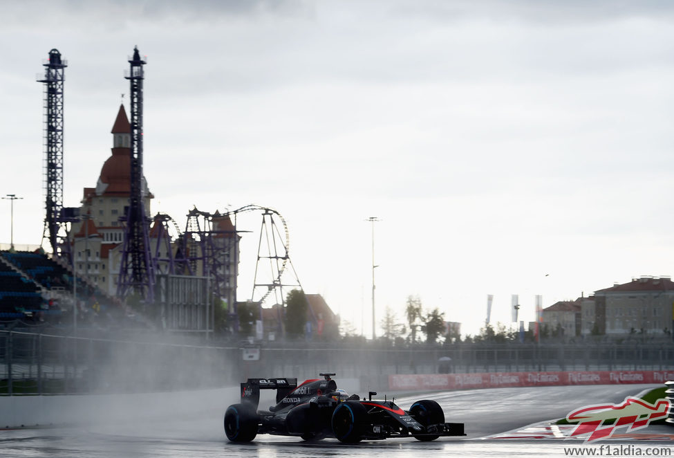 Fernando Alonso saca petróleo de su MP4-30 en Sochi
