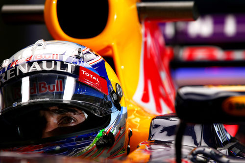 Daniel Ricciardo espera en el garaje debido a la lluvia