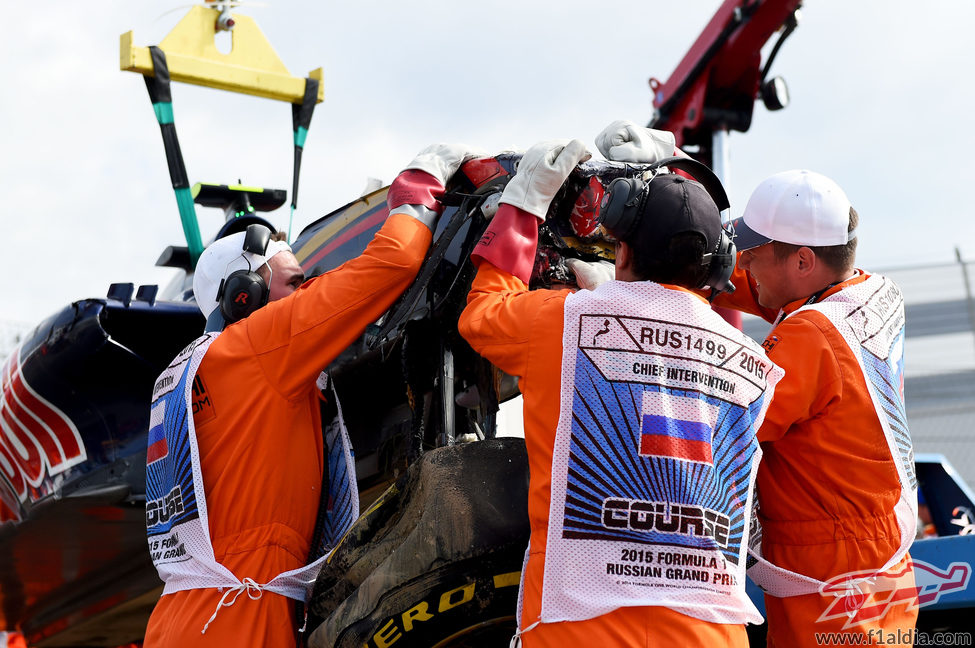 Los comisarios retiran el coche de Carlos Sainz