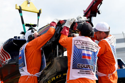 Los comisarios retiran el coche de Carlos Sainz