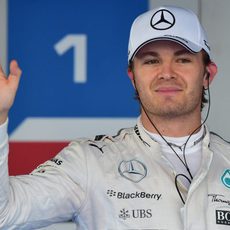 Nico Rosberg saluda al conseguir la pole