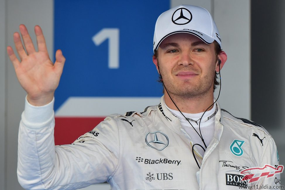Nico Rosberg saluda al conseguir la pole