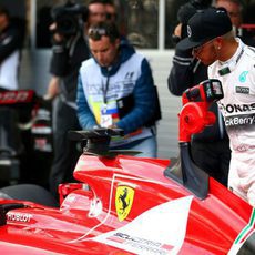 Lewis Hamilton analiza el monoplaza de Ferrari