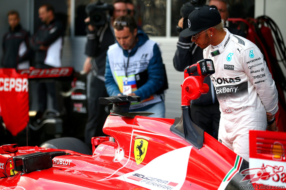 Lewis Hamilton analiza el monoplaza de Ferrari