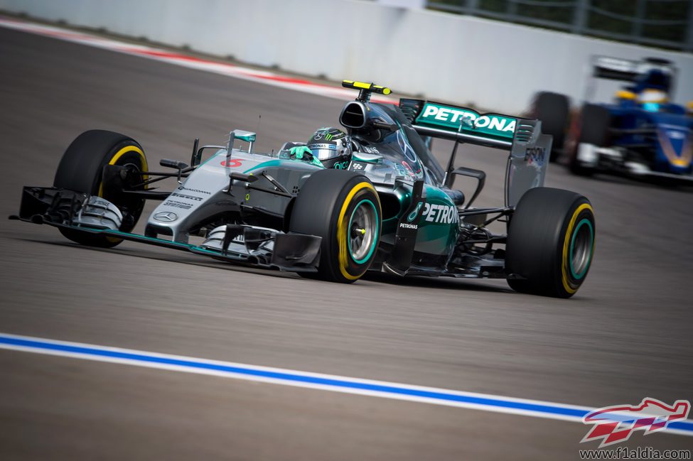 Nico Rosberg avanza hacia la pole con el W06