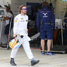 Fernando Alonso vuelve al box tras caer en Q1