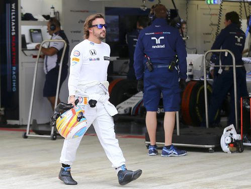 Fernando Alonso vuelve al box tras caer en Q1