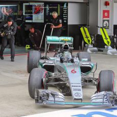 Nico Rosberg sale de boxes durante la clasificación