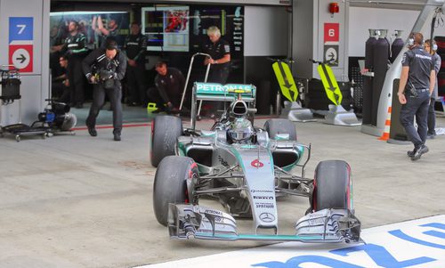 Nico Rosberg sale de boxes durante la clasificación