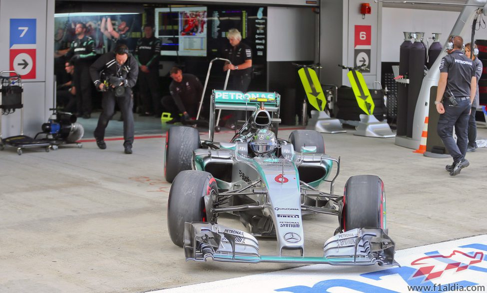 Nico Rosberg sale de boxes durante la clasificación