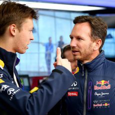 Daniil Kvyat charla con Christian Horner en el box de Red Bull