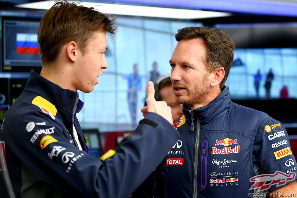Daniil Kvyat charla con Christian Horner en el box de Red Bull