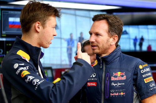 Daniil Kvyat charla con Christian Horner en el box de Red Bull