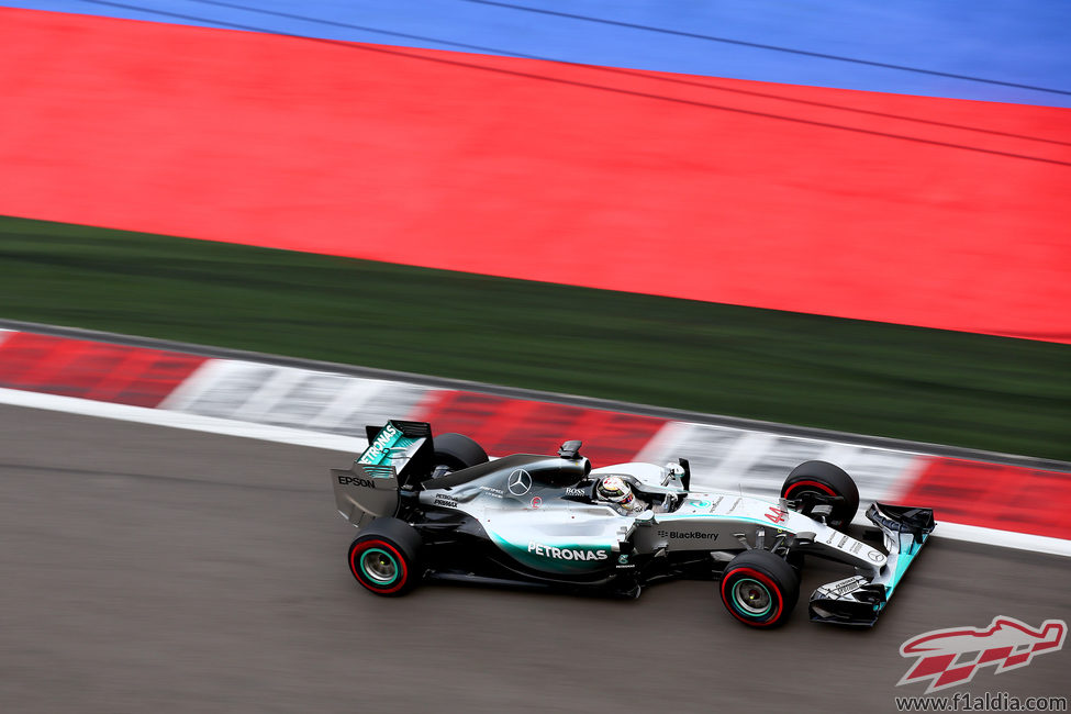 Lewis Hamilton prueba el superblando en Rusia