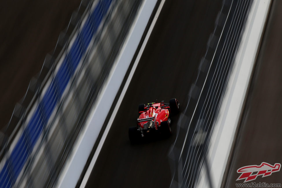 Kimi Räikkönen entra en boxes en Sochi