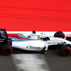Felipe Massa a su paso por la recta principal