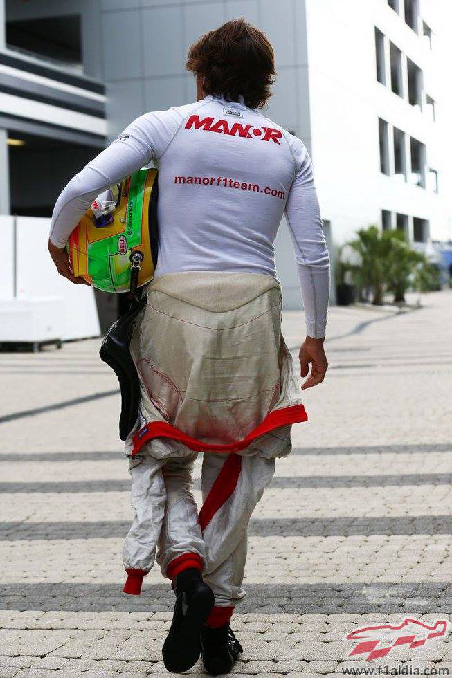 Roberto Merhi en el paddock