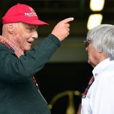 Bernie Ecclestone habla con Niki Lauda