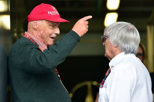 Bernie Ecclestone habla con Niki Lauda