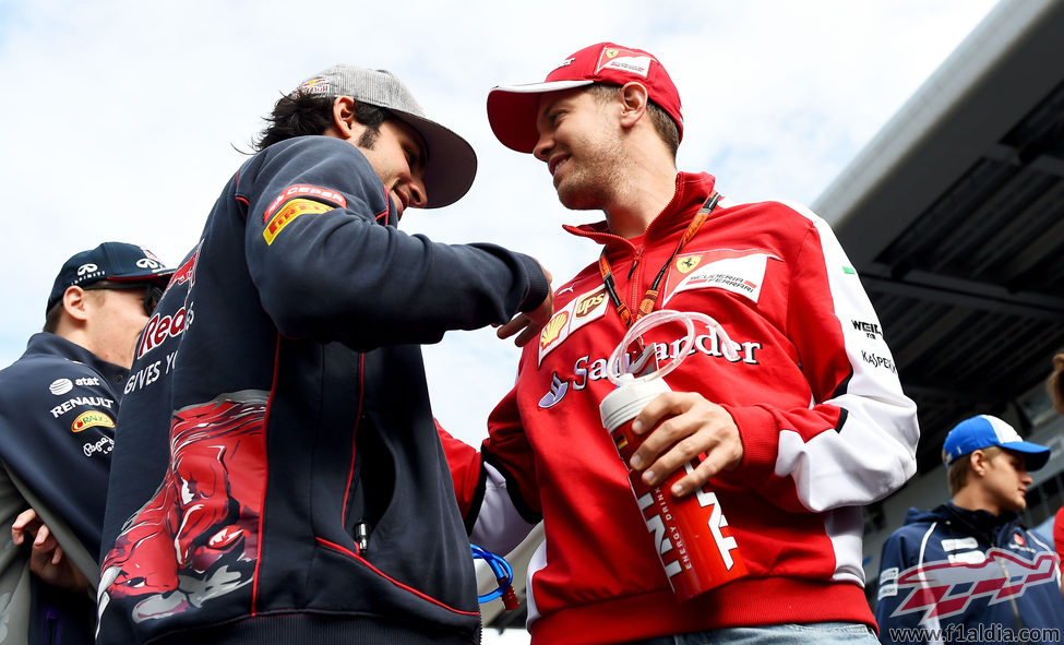 Carlos Sainz charla con Sebastian Vettel
