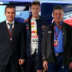 Daniil Kvyat junto a autoridades rusas