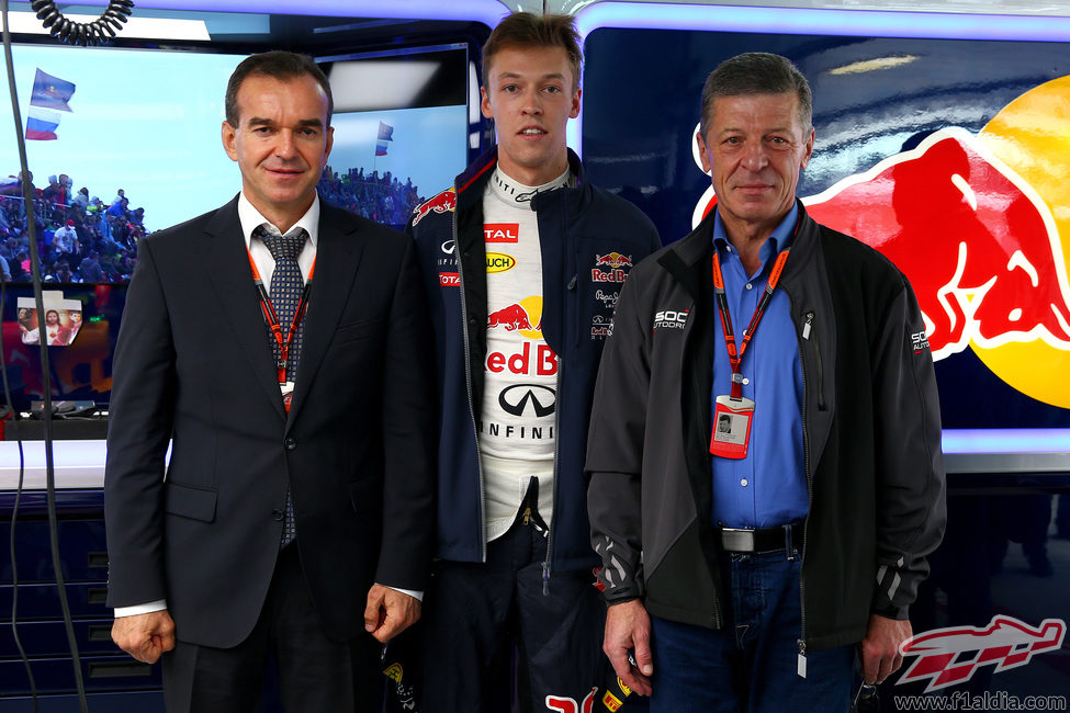 Daniil Kvyat junto a autoridades rusas