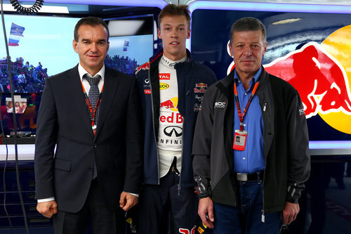 Daniil Kvyat junto a autoridades rusas