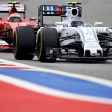 Valtteri Bottas intenta defenderse del ataque de Räikkönen