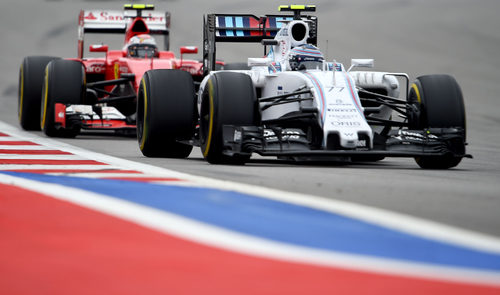 Valtteri Bottas intenta defenderse del ataque de Räikkönen