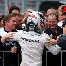 Lewis Hamilton celebra la victoria con su equipo