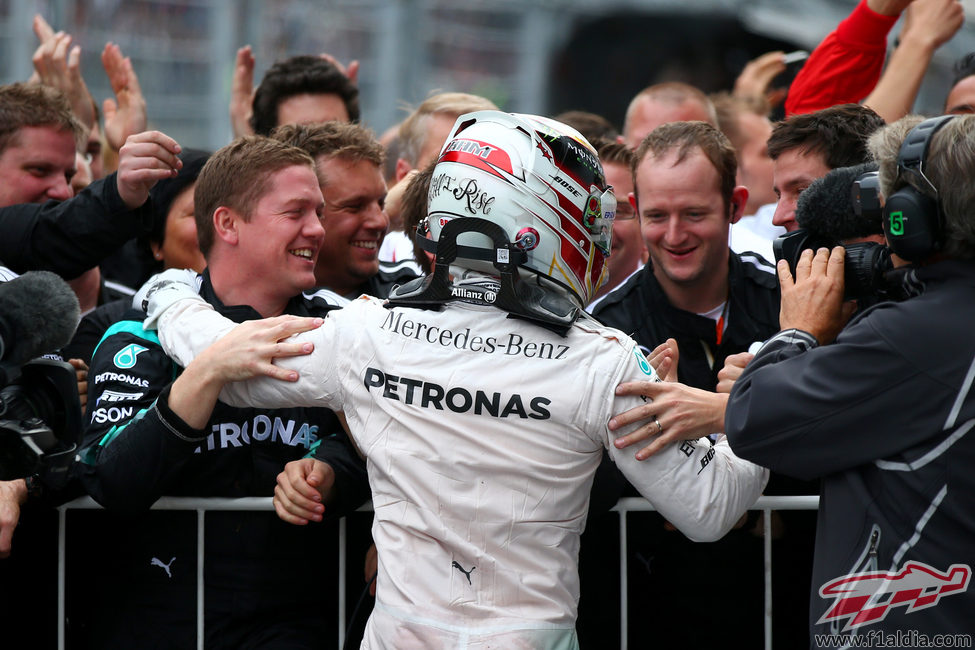 Lewis Hamilton celebra la victoria con su equipo